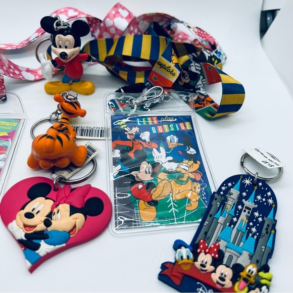 NWT Disney Bundle with two laminated and 7 figurines/keychains - Picture 10 of 16
